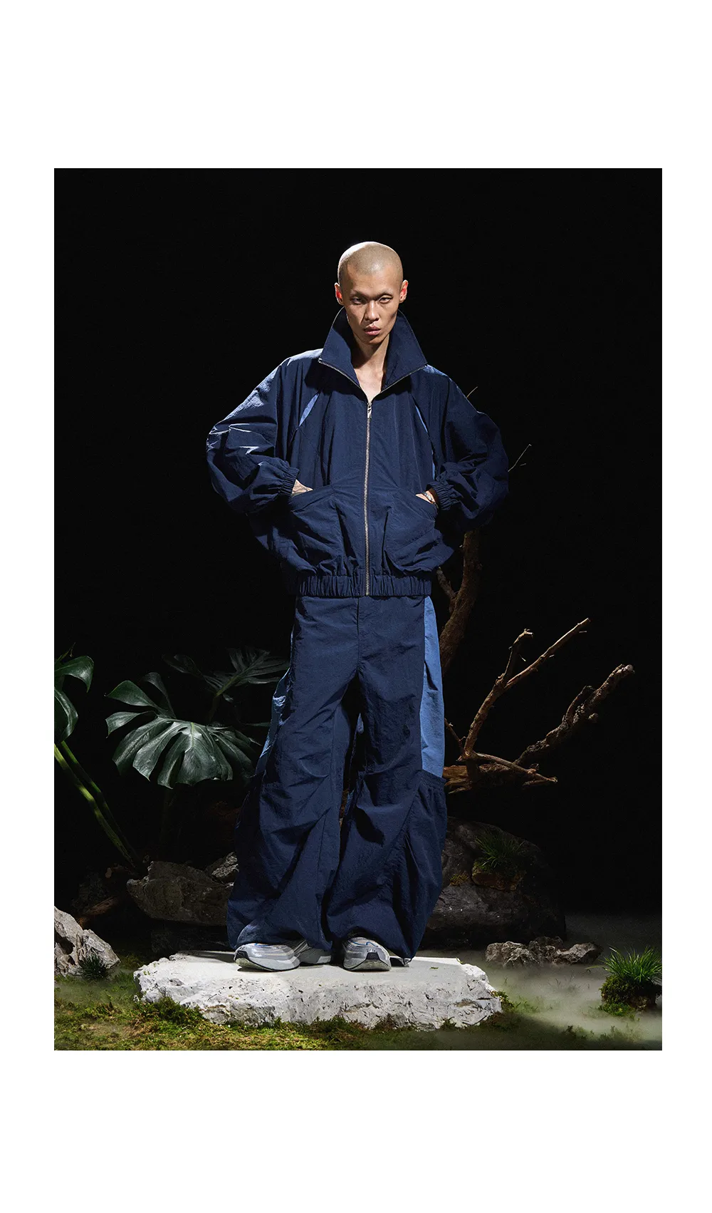 Multi-pocket pleated scimitar nylon pants